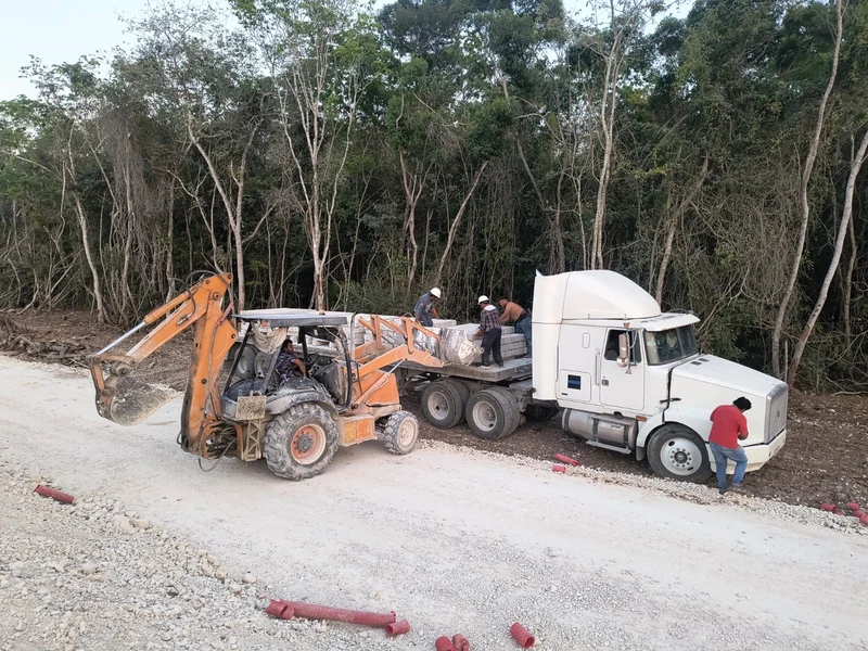 Suministro de postes de concreto mediante transporte y maquinaria · Tren Maya